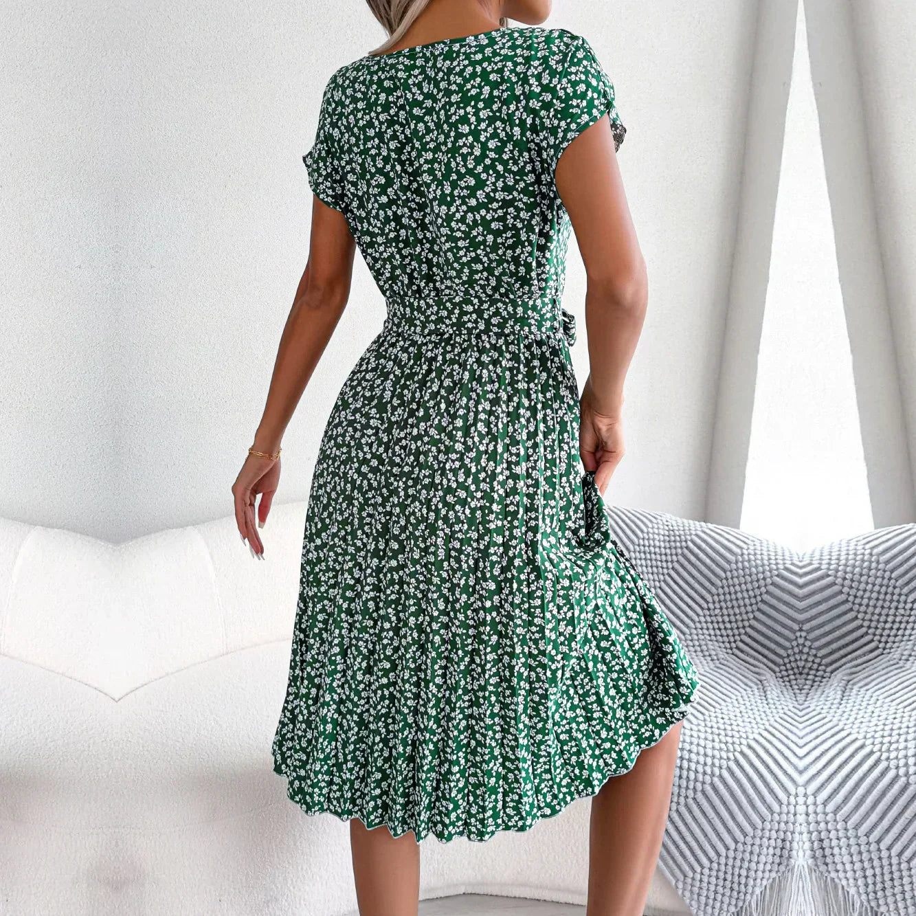 Anabelle – Feminine Floral Pleated Dress for Every Occasion