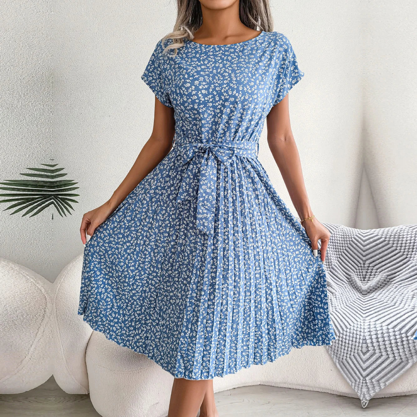 Anabelle – Feminine Floral Pleated Dress for Every Occasion