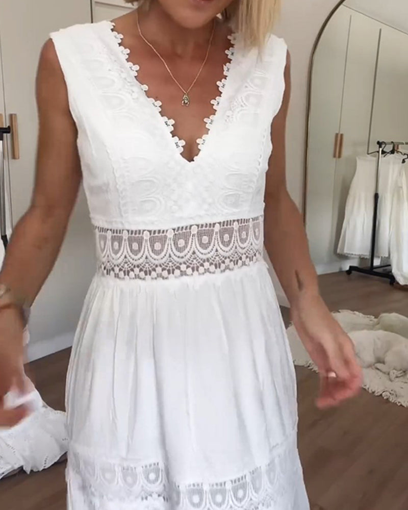 Alexa – Elegant Lace V-Neck Cami Dress