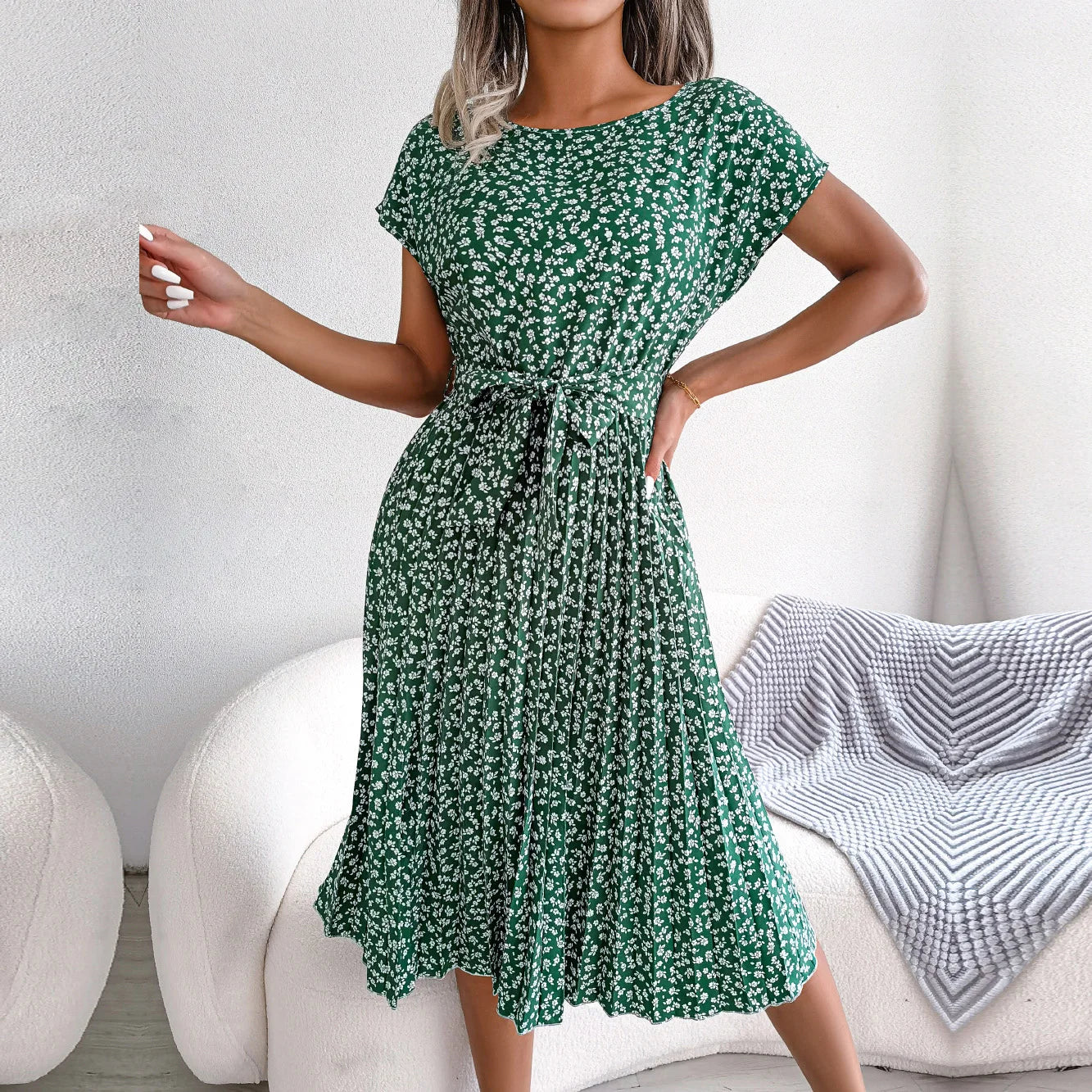 Anabelle – Feminine Floral Pleated Dress for Every Occasion